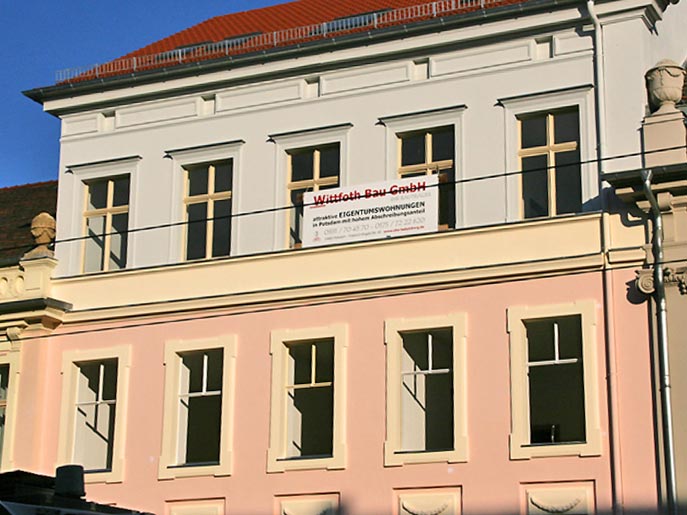 Das Foto zeigt das wunderschön sanierte Mehrfamilienhaus Charlottenstraße 104 in Potsdam durch den Bauträger Wittfoth Bau in Potsdam und dient als Titelbild für dieses Referenzbeispiel für Sanierung und Denkmalrestaurierung durch einen Bauträger in Brandenburg.