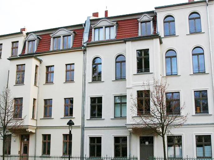 Das Foto zeigt das sanierte Mehrfamilienhaus in der Goethestraße in Potsdam Babelsberg durch den Bauträger Wittfoth Bau in Potsdam und dient als Titelbild für dieses Referenzbeispiel für Sanierung und Denkmalrestaurierung durch einen Bauträger in Brandenburg.
