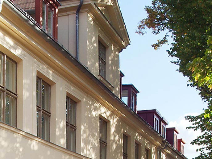 Das Foto zeigt das sanierte Wohnhaus der Lindenstaße in Potsdam durch den Bauträger Wittfoth Bau in Potsdam und dient als Titelbild für dieses Referenzbeispiel für Sanierung und Denkmalrestaurierung durch einen Bauträger in Brandenburg.