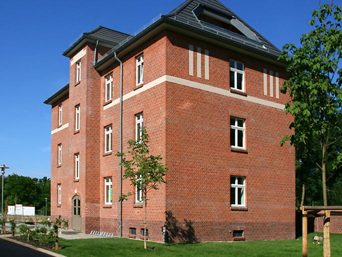 Das Foto zeigt die liebevoll und modern sanierte Ruinenbergkaserne in Potsdam durch den Bauträger Wittfoth Bau in Potsdam und dient als Titelbild für dieses Referenzbeispiel für Sanierung und Denkmalrestaurierung durch einen Bauträger in Brandenburg.