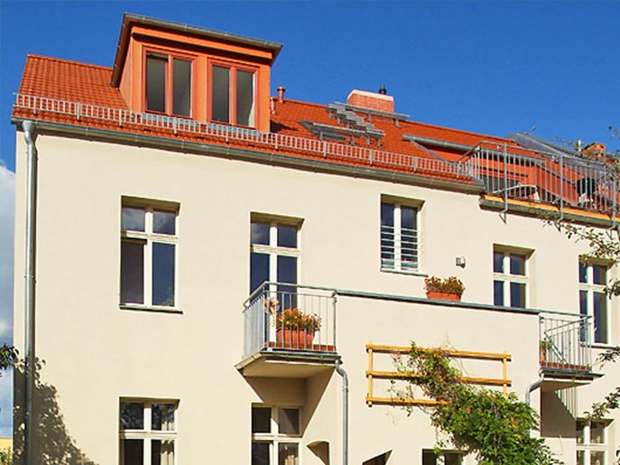 Das Foto zeigt das sanierte Mehrfamilienhaus durch den bauträger Wittfoth Bau in der Turnstraße Potsdam und dient als Titebild für dieses Referenzbeispiel für Sanierung und restaurierung duch einen bauträger in brandenburg.