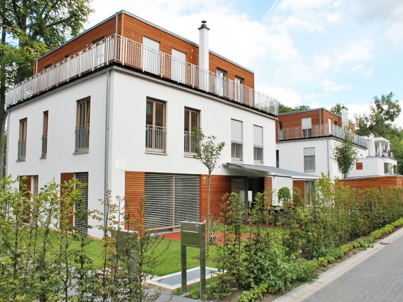 Das Foto zeigt das aktuelle Bauvorhaben des Bauträgers Wittfoth Bau in Potsdam zu 'Wohnen im Park in Potsdam' zu sehen sind Architekten zeichnungen und die fertigen modernen Stadtvillen.