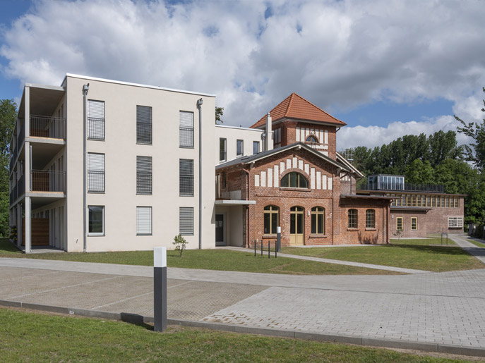 Das Bild zeigt die moderne Front neben dem alten Baudenkmal mit Backsteinfassade am Egon N°63®, Stresemannstr. 63, Oranienburg von der Wittfoth Bau GmbH mit 26 Wohneinheiten.