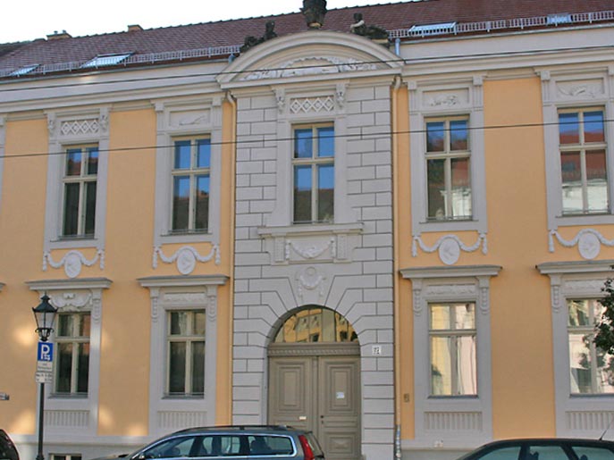 Das Foto zeigt die Frontansicht des Palais Poeme, in der Charlottenstraße 27 in der Potsdamer Innenstadt, einem Mehrfamilienhaus mit 11 Wohneinheiten, das 2008 von der Wittfoth Bau GmbH saniert wurde nähe Berlin in Brandenburg..